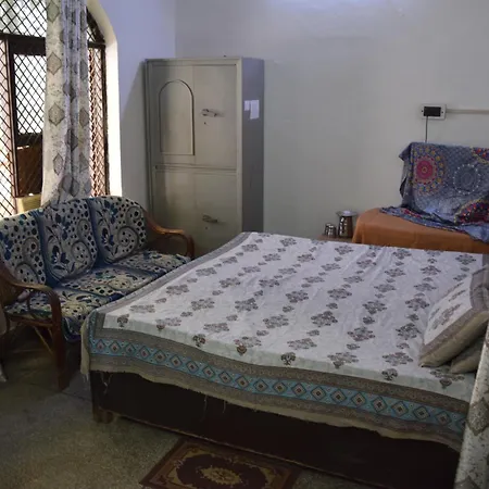 Thirteen Homestay Mathura Exterior photo