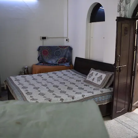 Thirteen Homestay Mathura Exterior photo