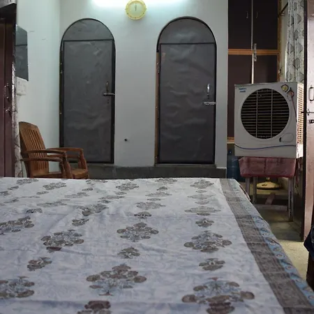 Thirteen Homestay Mathura Exterior photo