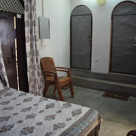 Thirteen Homestay Mathura Exterior photo