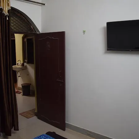 Thirteen Homestay Mathura Exterior photo