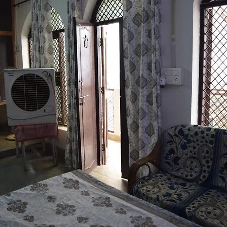 Thirteen Homestay Mathura Exterior photo